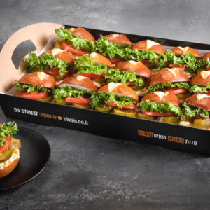 לחמניית מיני פרצל וסלט ביצים