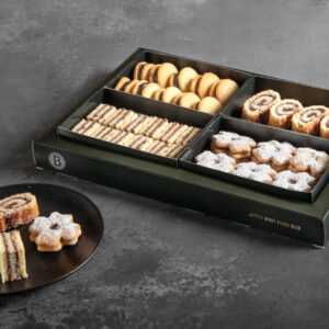 מבחר עוגיות ליד הקפה